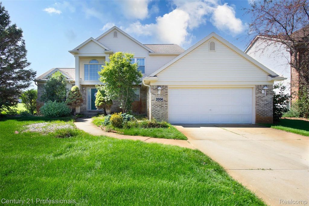 2004 Twin Sun Circle, Commerce charter township