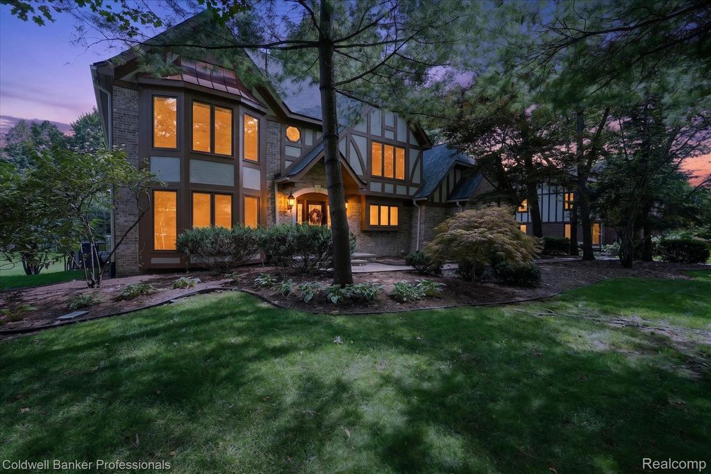 293 Kirksway Ln, Lake Orion