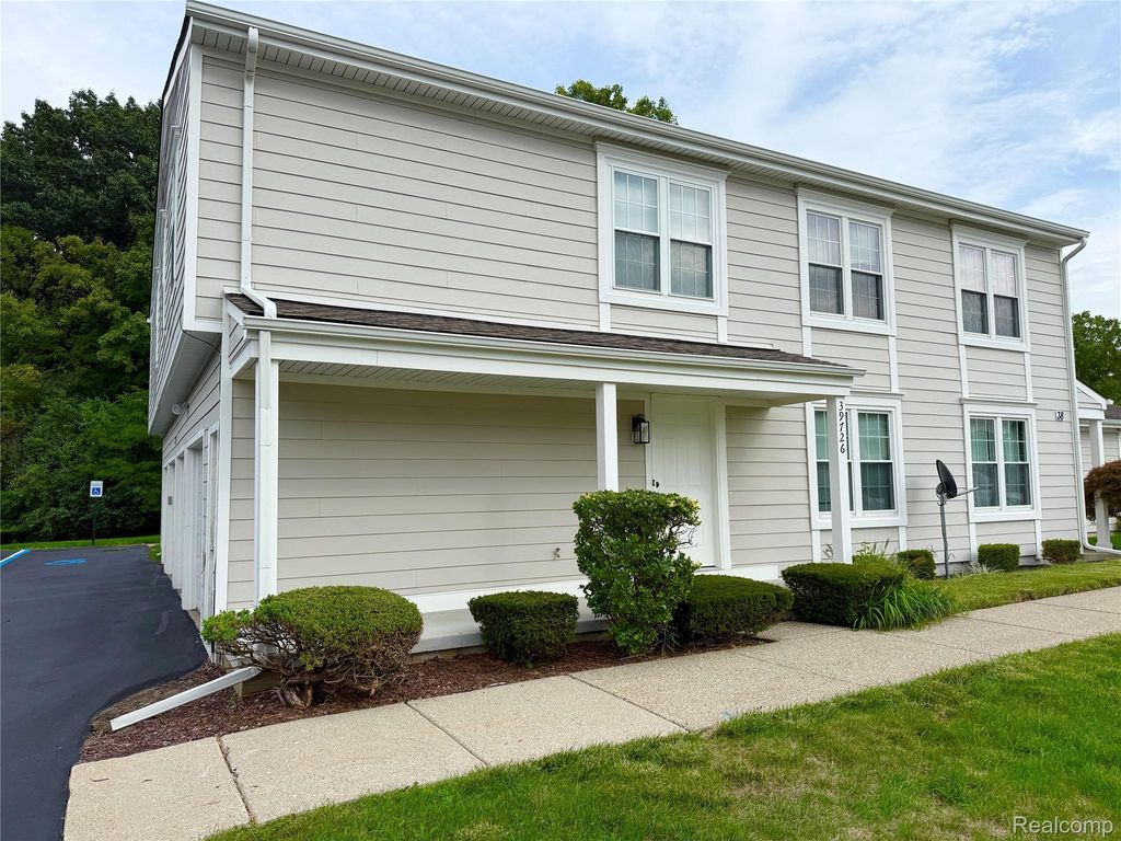 39726 Village Wood Lane, Novi