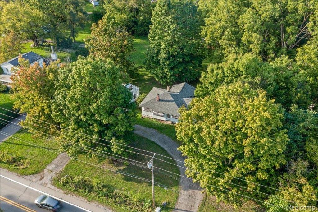 59380 10 Mile Road, South Lyon