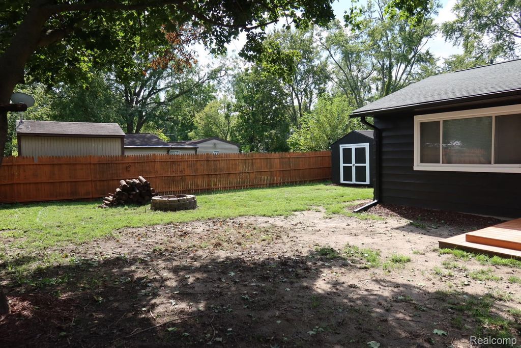 1223 W Miller Road, Lansing
