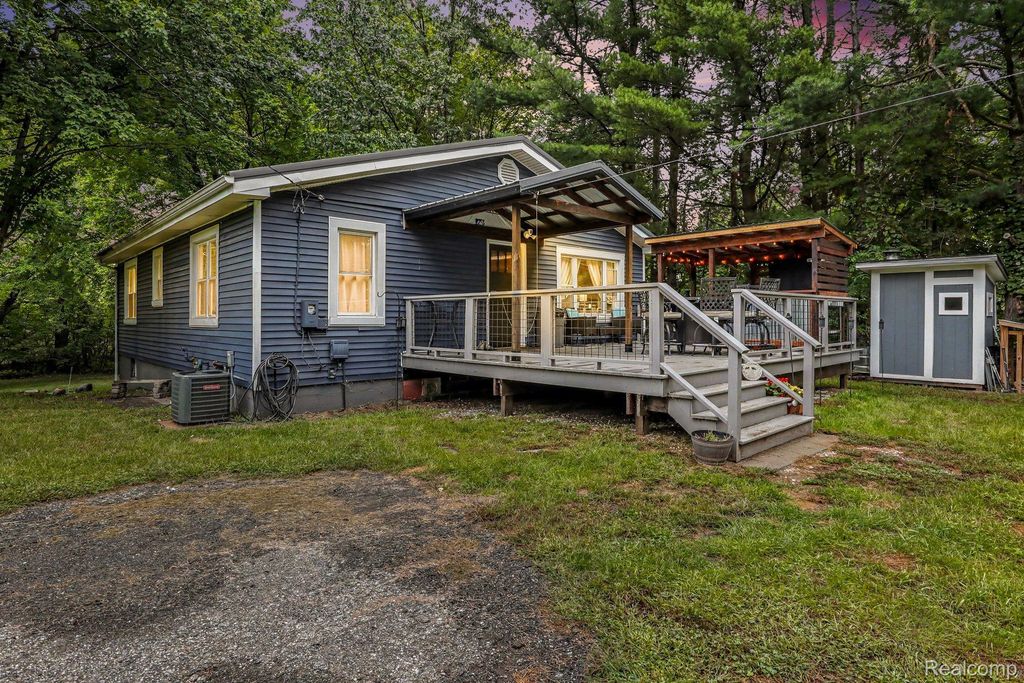 4325 Lapeer Road, Columbiaville