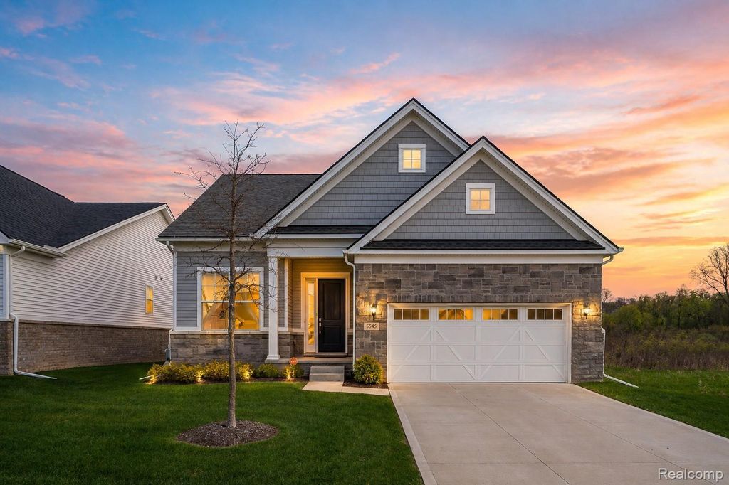 5545 Helmsdale Boulevard, West Bloomfield