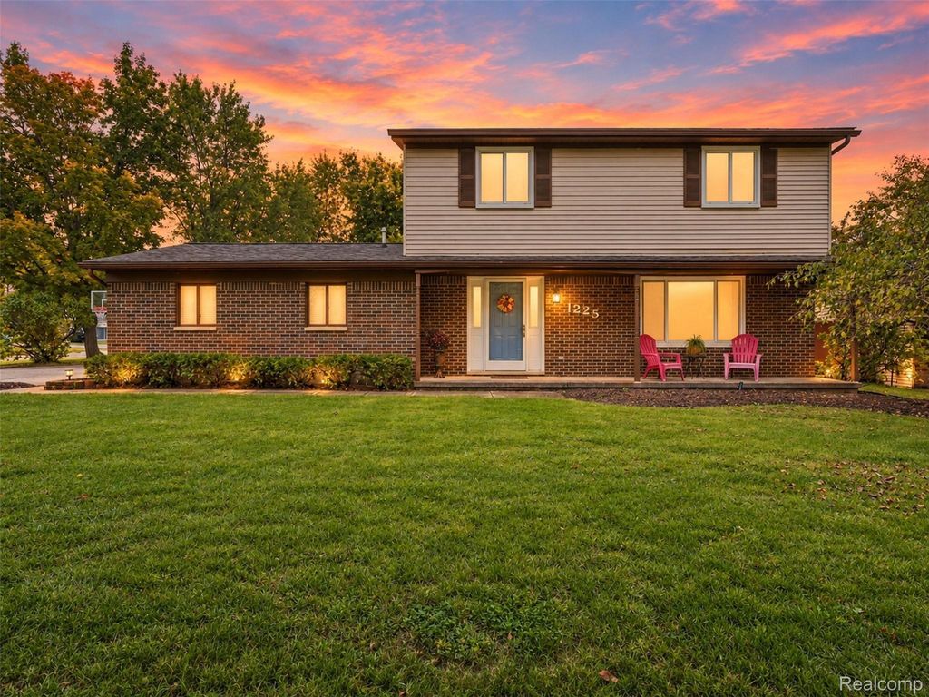 1225 Meadowood Drive, Waterford charter township