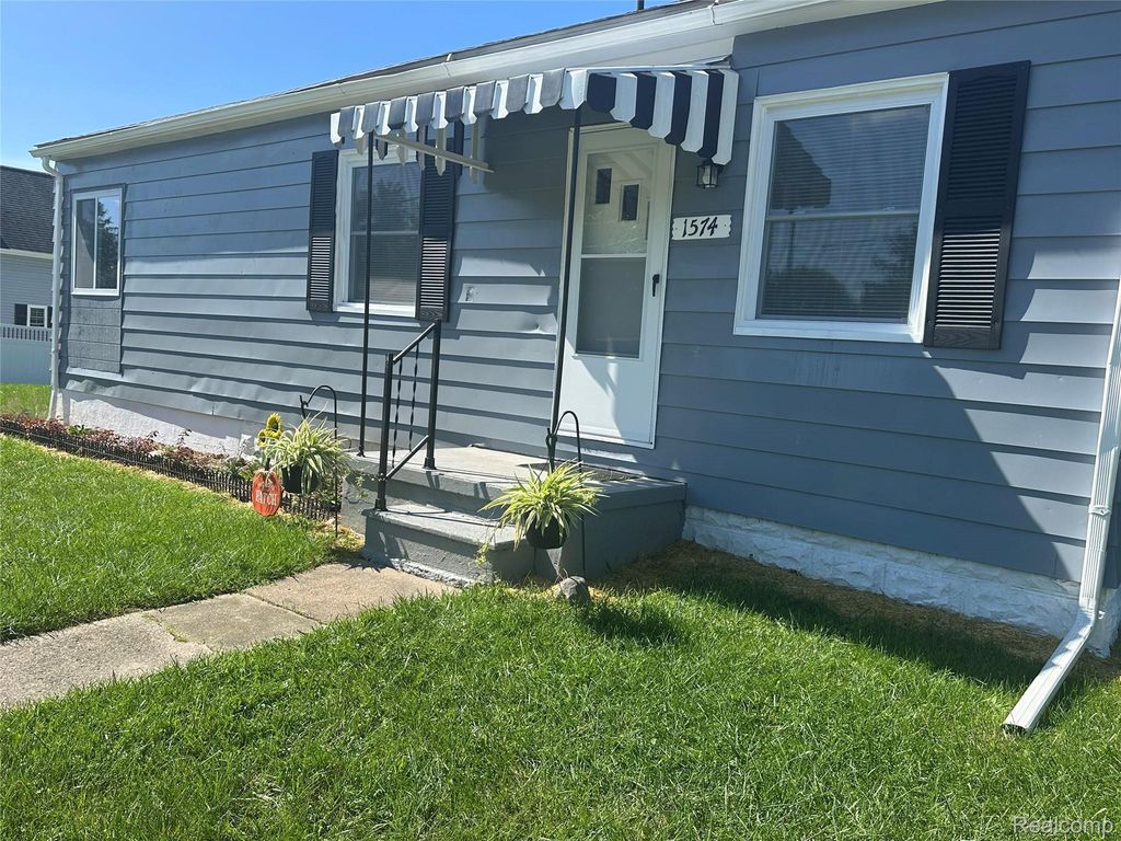 1574 S Graham Road, Flint