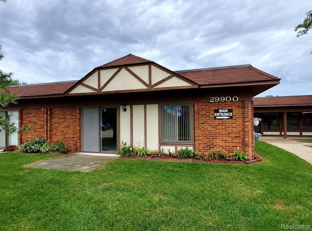 29900 Grand Oaks Drive 18, Warren