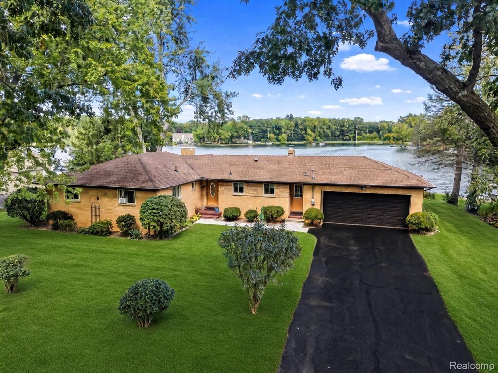 7139 Capri Drive, White Lake