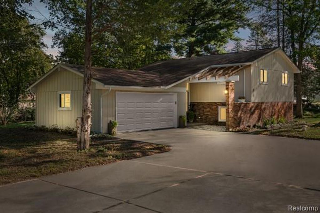 1960 Glen Iris Drive, Commerce Twp