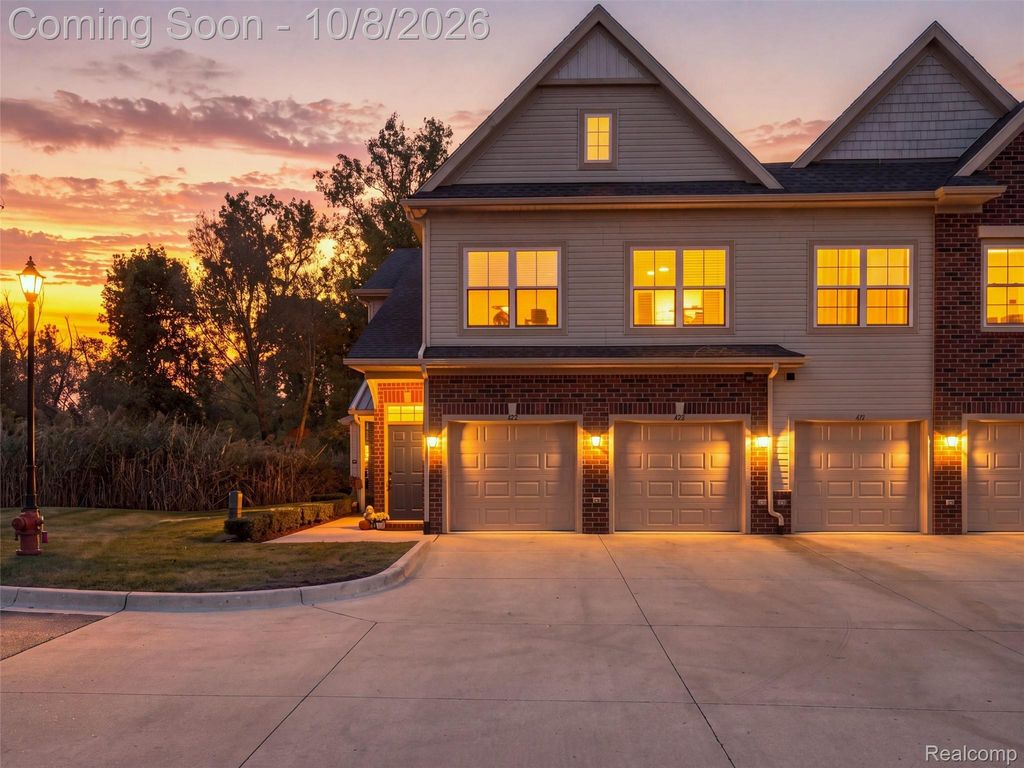 622 Pointe Drive, Walled Lake