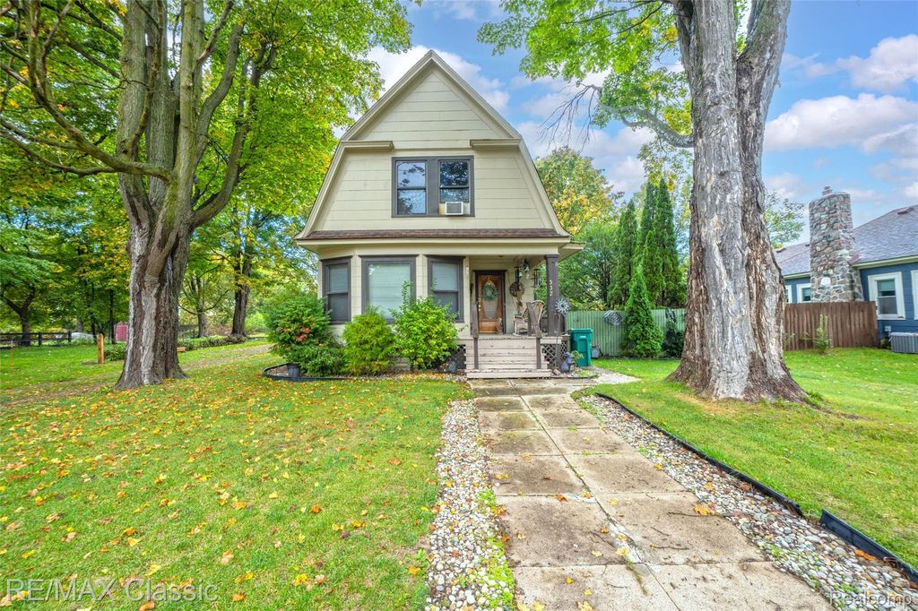 332 Broadway, Davisburg