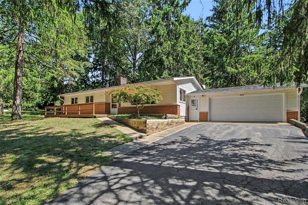 3416 E Pineview Drive, Dexter