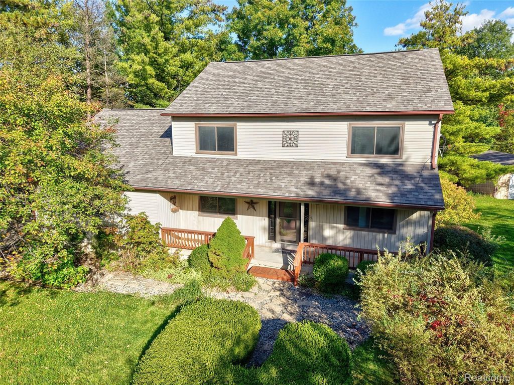 10280 Nimphie Road, Fenton