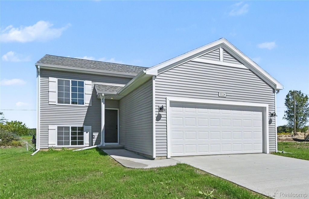 5528 Lahring Road, Fenton charter township
