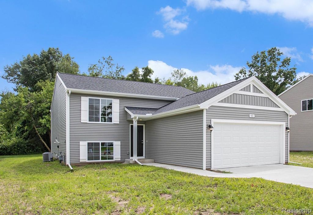 5528 Lahring Road, Fenton charter township