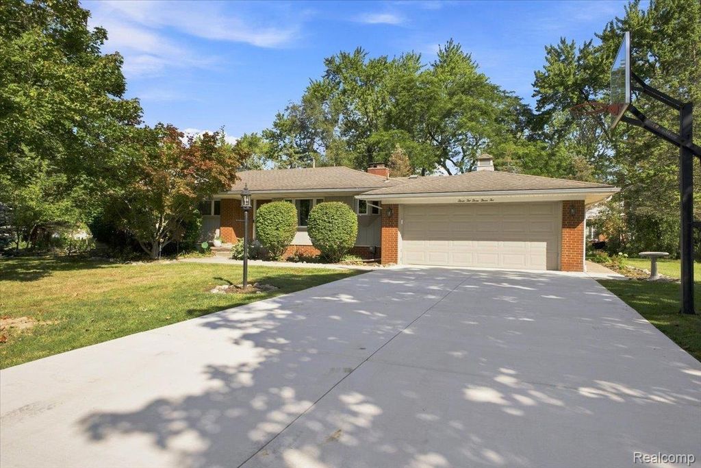 32332 Baintree Road, Farmington Hills
