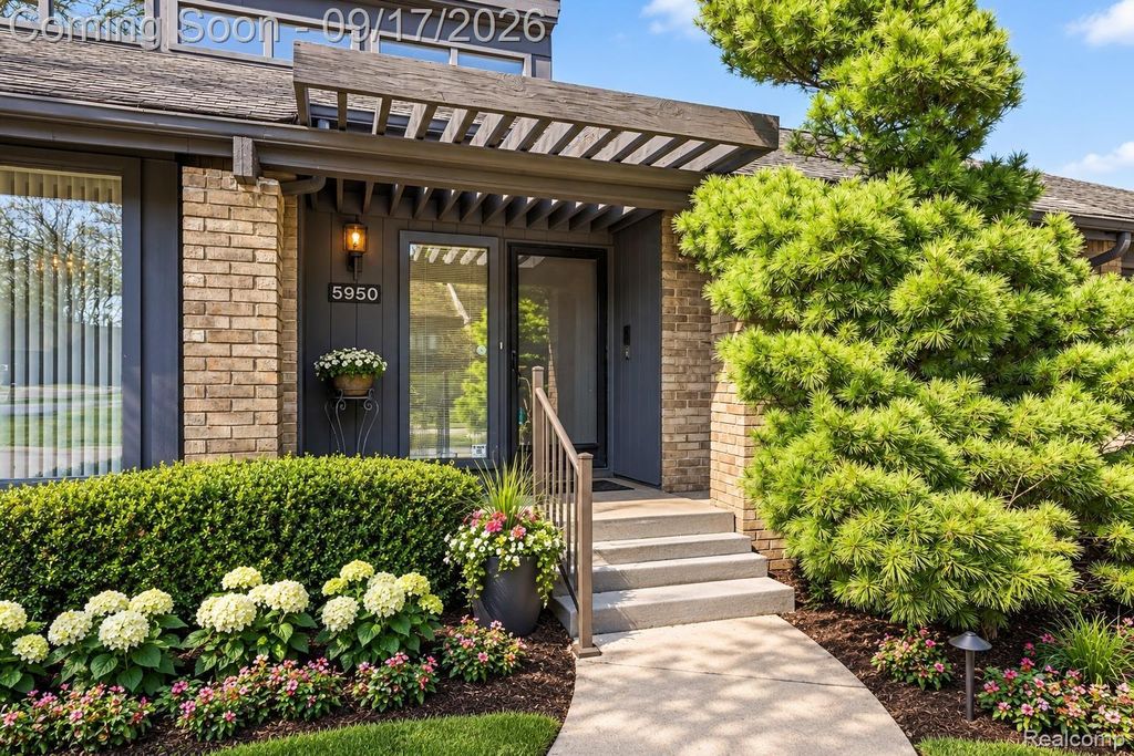 5950 Pinetree Drive, West Bloomfield