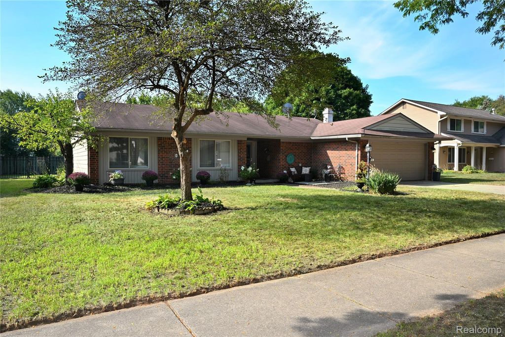 668 Randall Drive, Troy