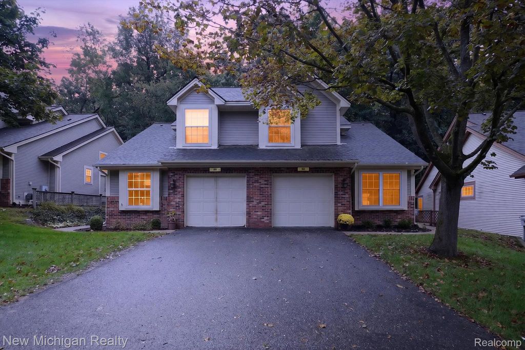 884 Whisperwood Trail, Fenton