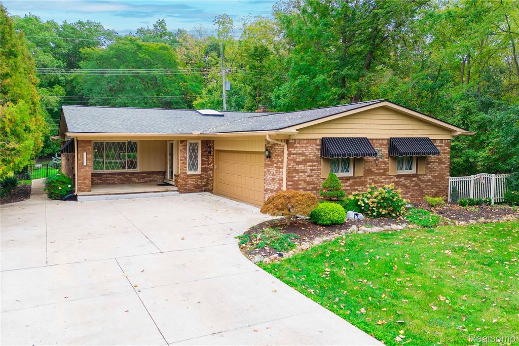 25645 Meridian Road, Grosse Ile