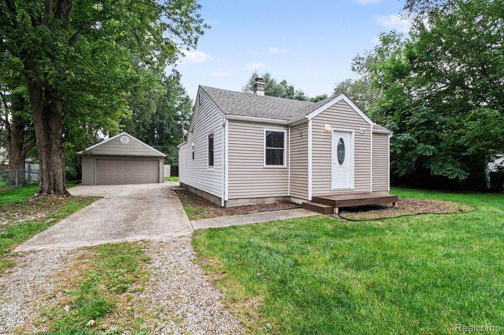 2566 Lee Avenue, Utica