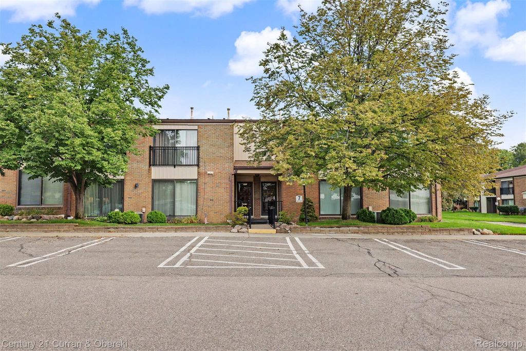 18327 University Park Drive, Livonia