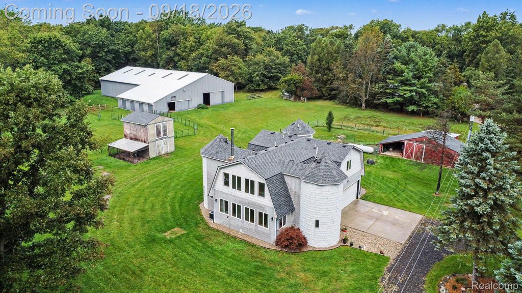 2651 Fenton Road, Hartland township