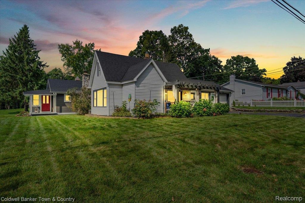 2710 Lakeridge, Wixom