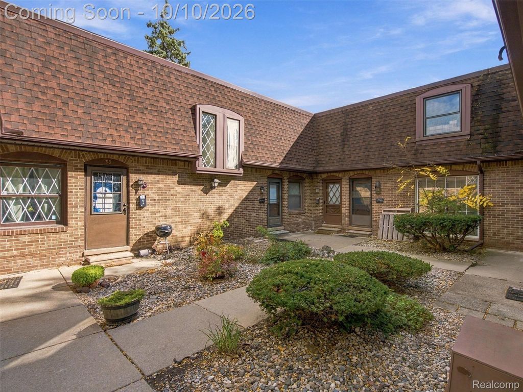 5005 Crooks Road 37, Royal Oak