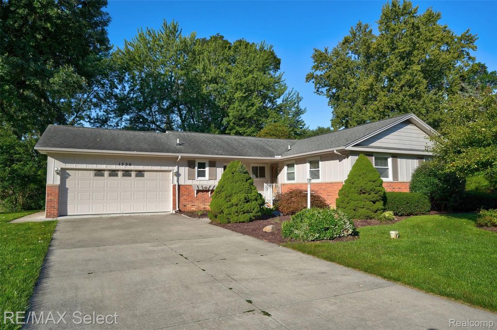 1336 Hidden Oaks Court, Flint