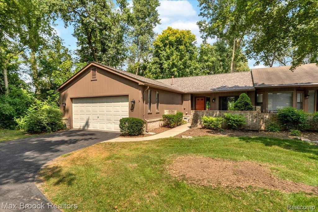 1032 Oak Pointe Drive, Waterford