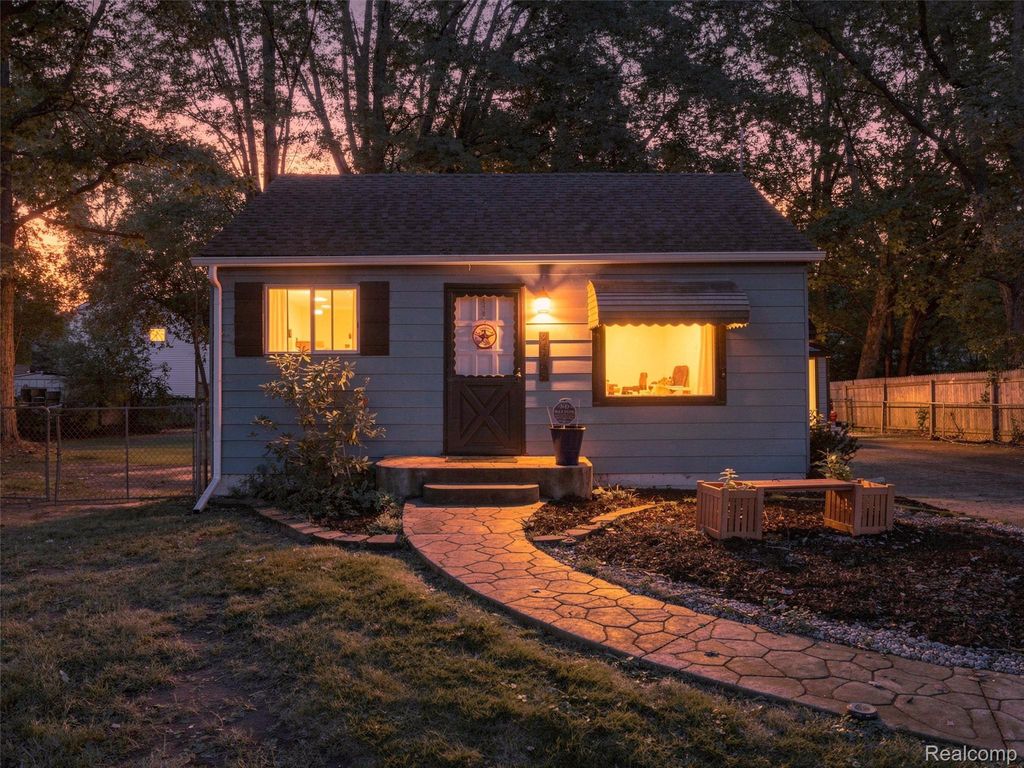 21184 Flanders Street, Farmington Hills