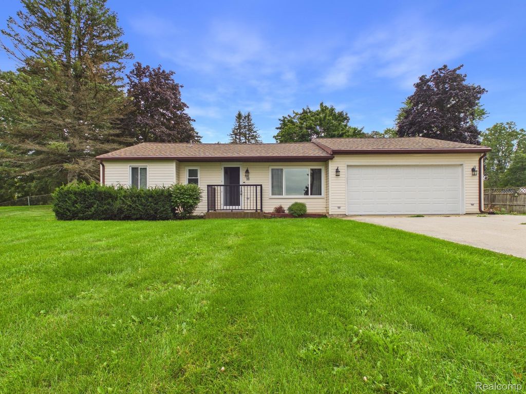 33 Davis Lake Road, Lapeer