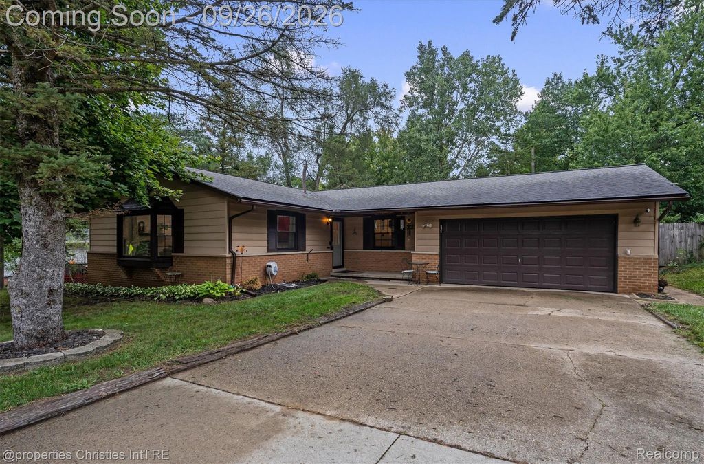 225 S Williams Lake Road, Waterford charter township