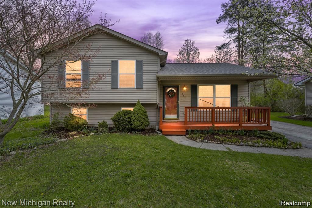 152 Schram Court, Lake Orion