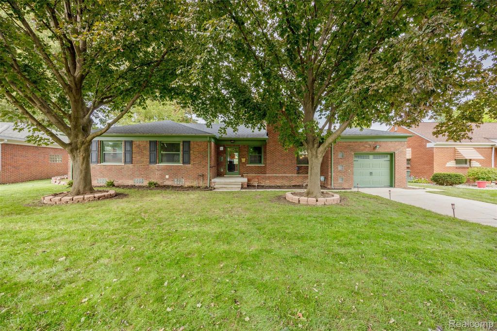 21819 Edgewood Street, St. Clair Shores