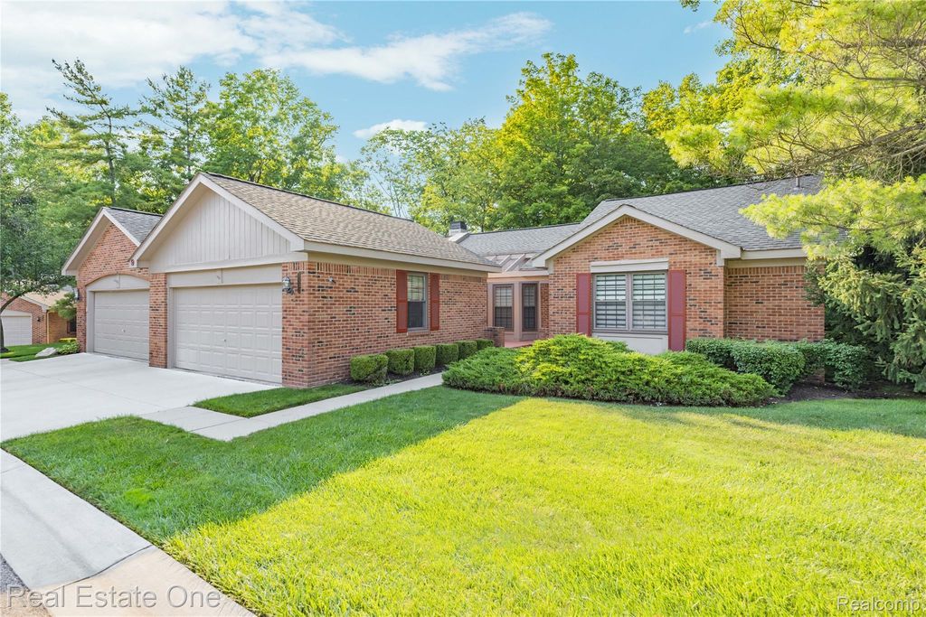 7332 Meadowridge Circle, West Bloomfield