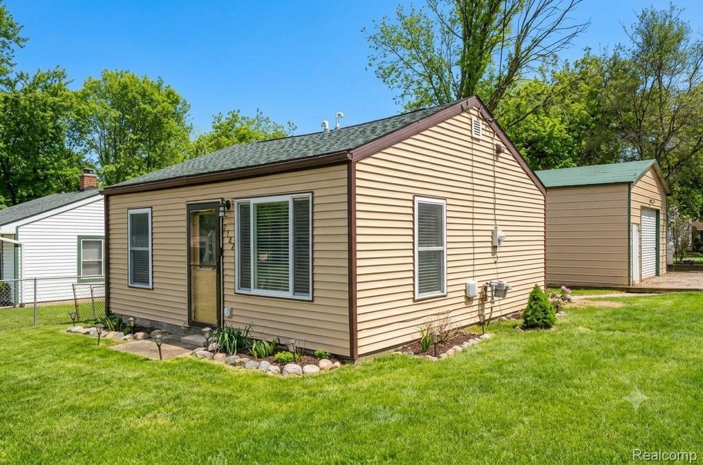 2182 E Boatfield Avenue, Burton