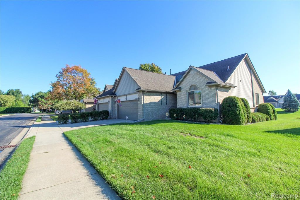 37734 Pebble Pointe Court, Clinton Twp