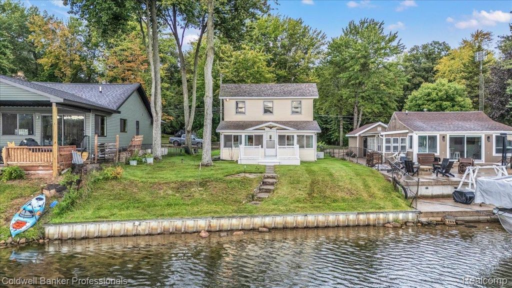 733 Lakeshore Drive, Columbiaville