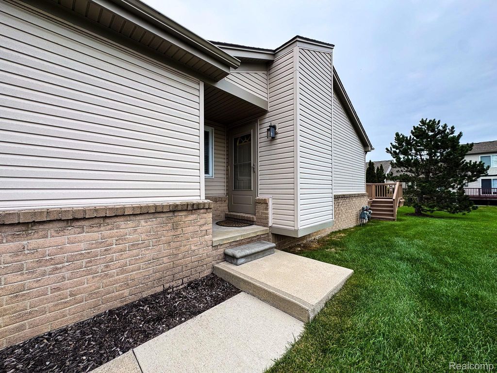 53240 Glen Oak Drive, Chesterfield