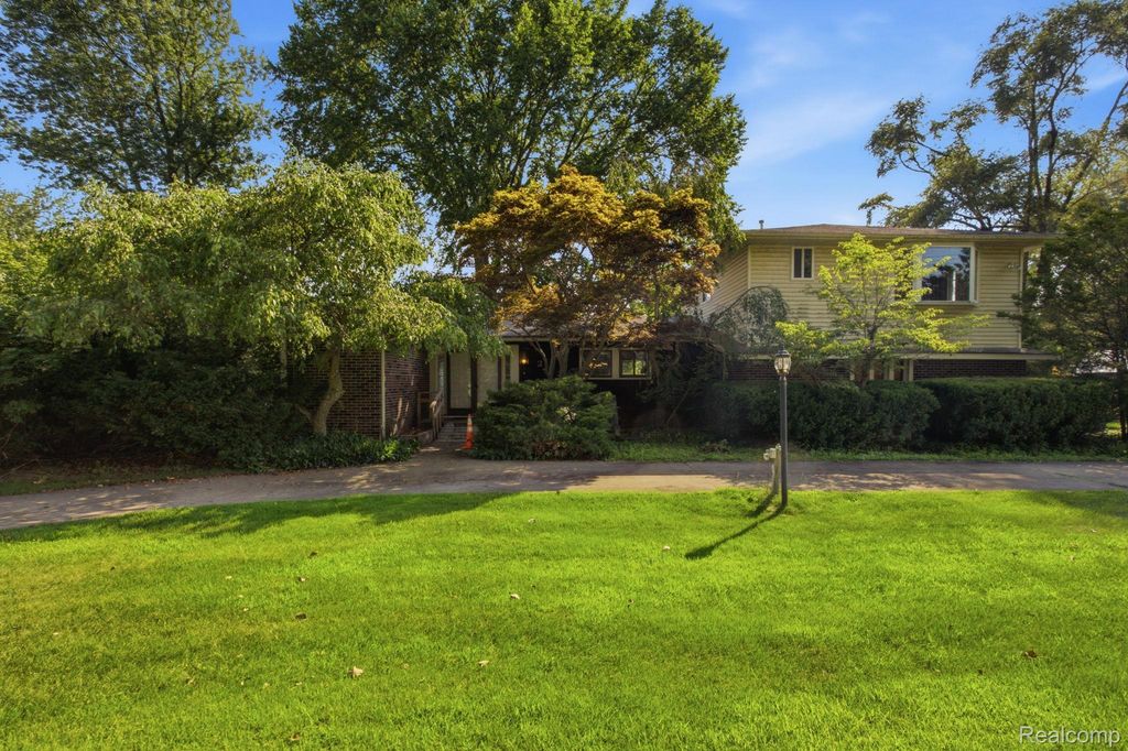 2726 Bay Drive, West Bloomfield