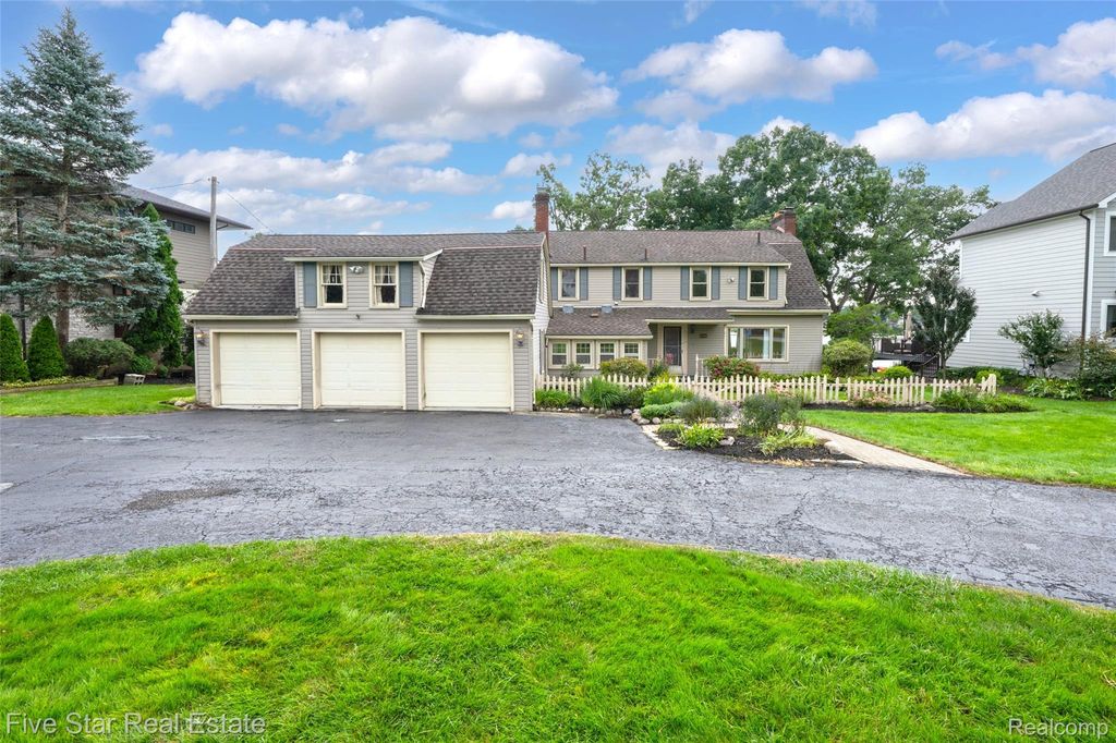 8765 Edgewood Park Drive, Commerce charter township