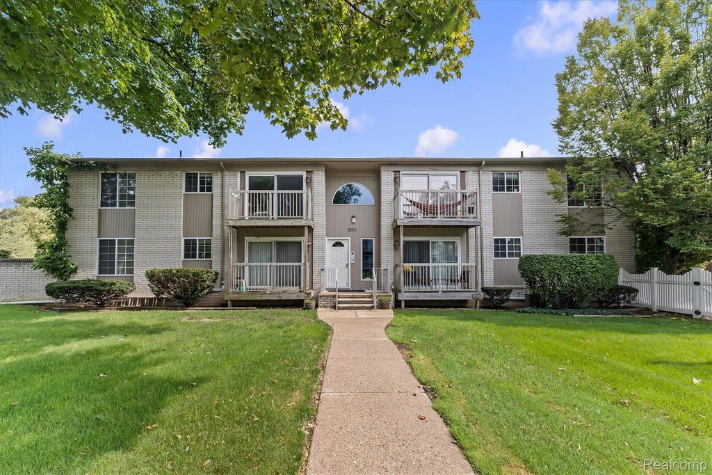 3501 W 14 Mile Road 15, Royal Oak