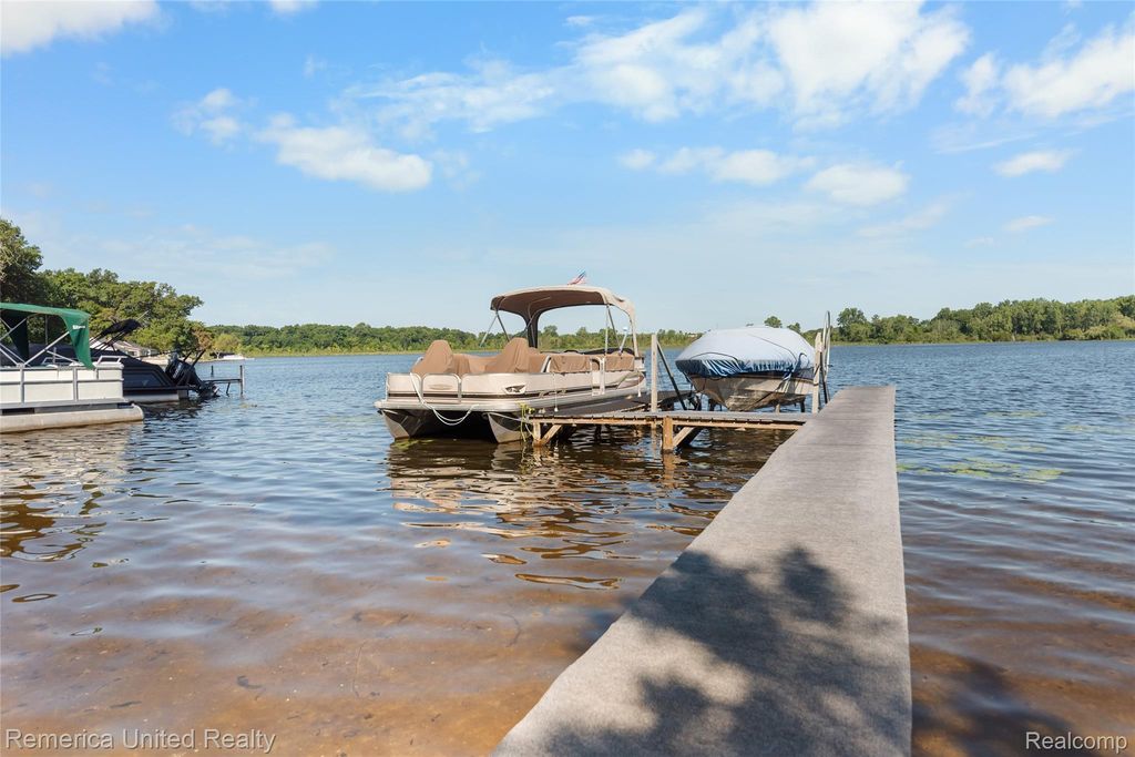 1491 Division Drive, Hartland township