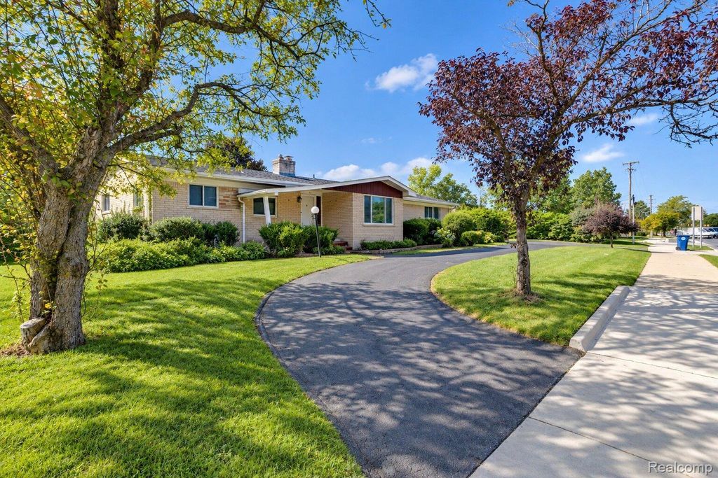 60 E Square Lake Road, Bloomfield charter township