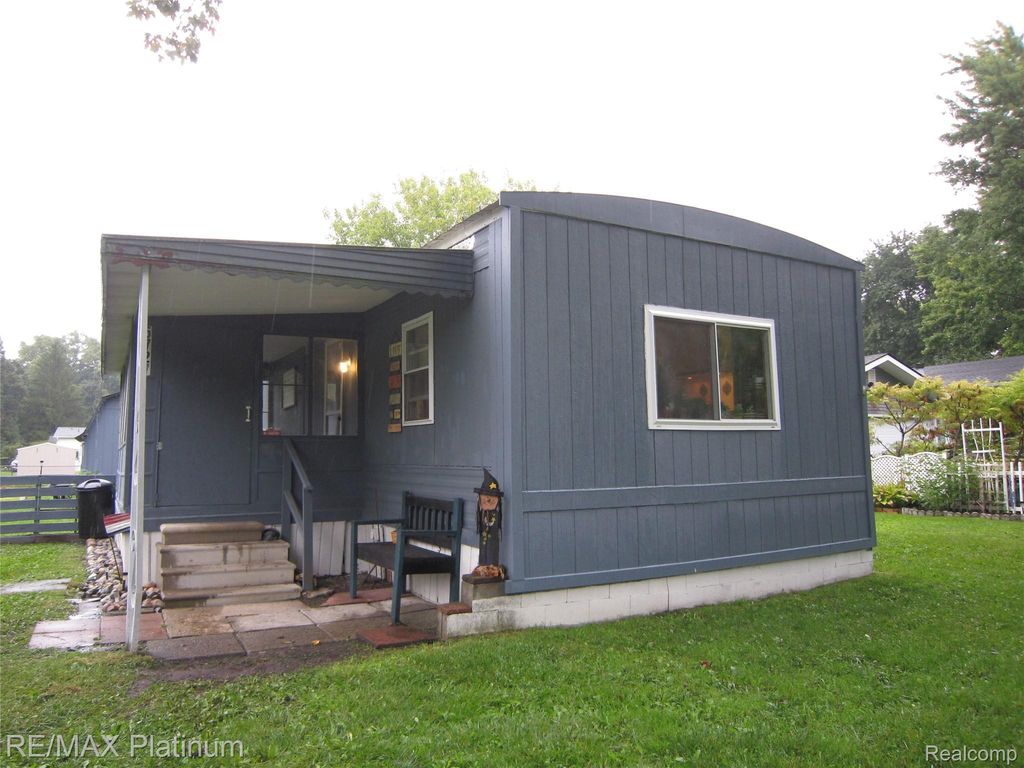 5727 Maunee Drive, Howell