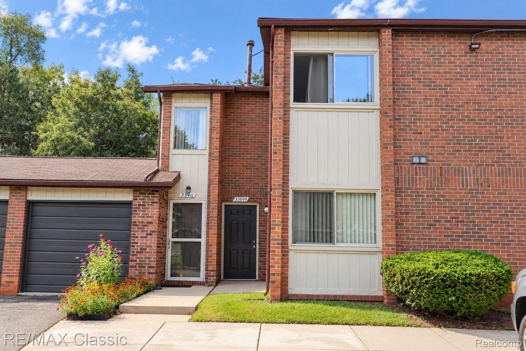 33899 Pondview Circle 10, Livonia