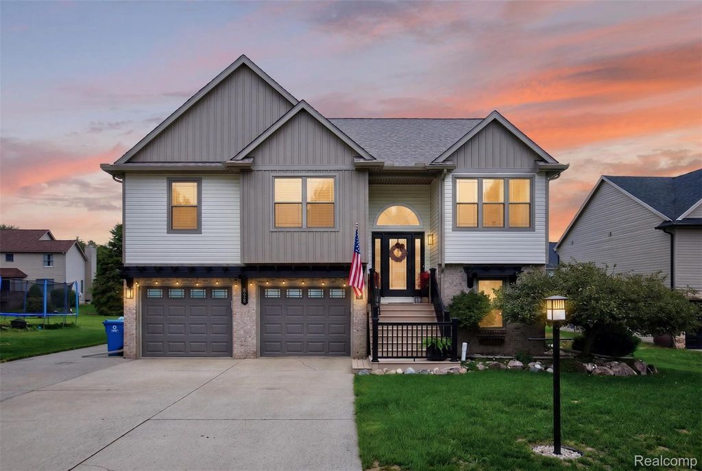 828 Alana Court, Davison