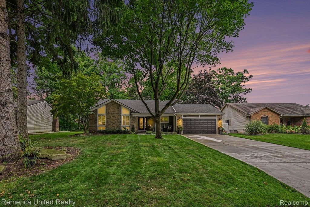 21995 Sunflower Road, Novi