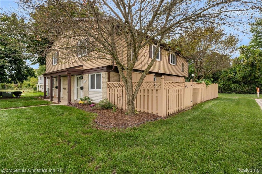 41297 S Woodbury Green Drive, Van Buren Twp
